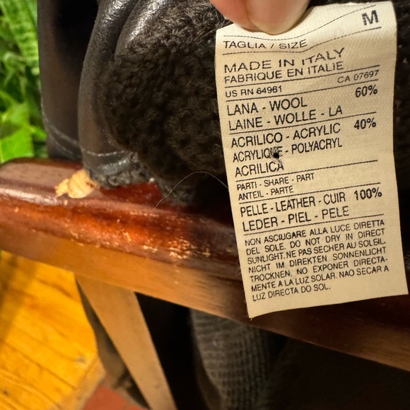 Sisley Italy leather jacket in like new condition size M - Picture 8 of 12